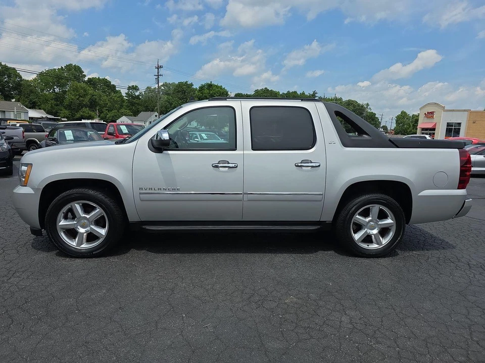 2010 Chevrolet Avalanche - Image 19 of 31