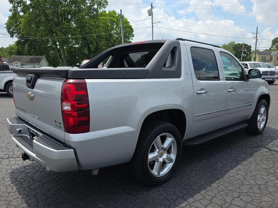 2010 Chevrolet Avalanche - Image 2 of 31