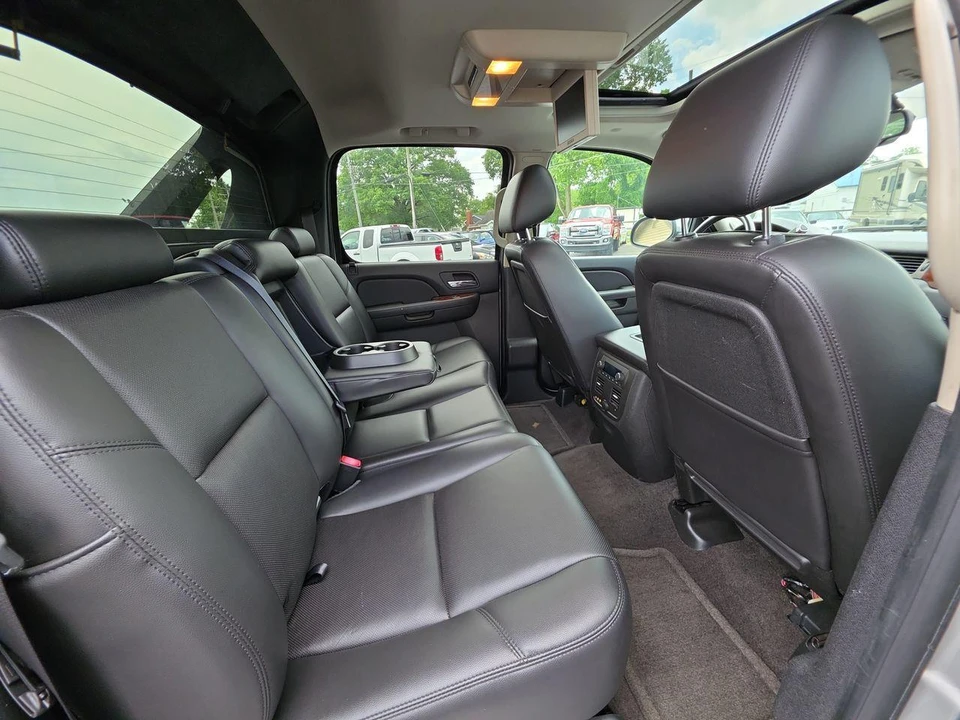 2010 Chevrolet Avalanche - Image 7 of 31