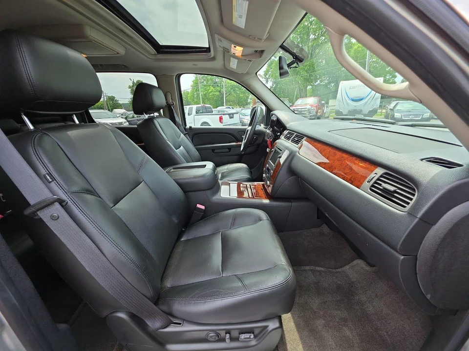 2010 Chevrolet Avalanche - Image 8 of 31