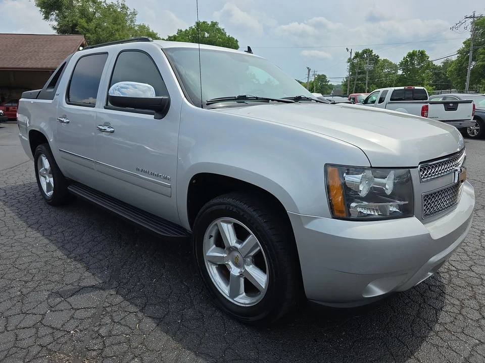 2010 Chevrolet Avalanche - Image 18 of 31