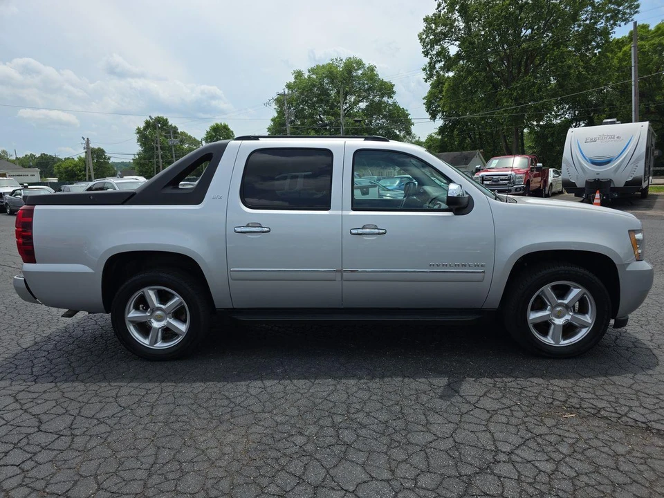 2010 Chevrolet Avalanche - Image 21 of 31