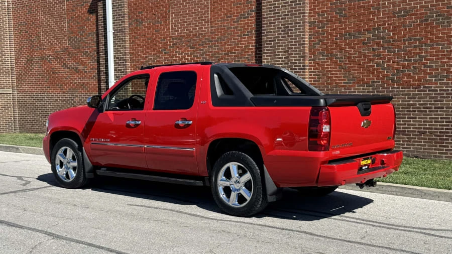 2010 Chevrolet Avalanche - Image 3 of 14