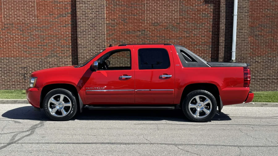 2010 Chevrolet Avalanche - Image 2 of 14