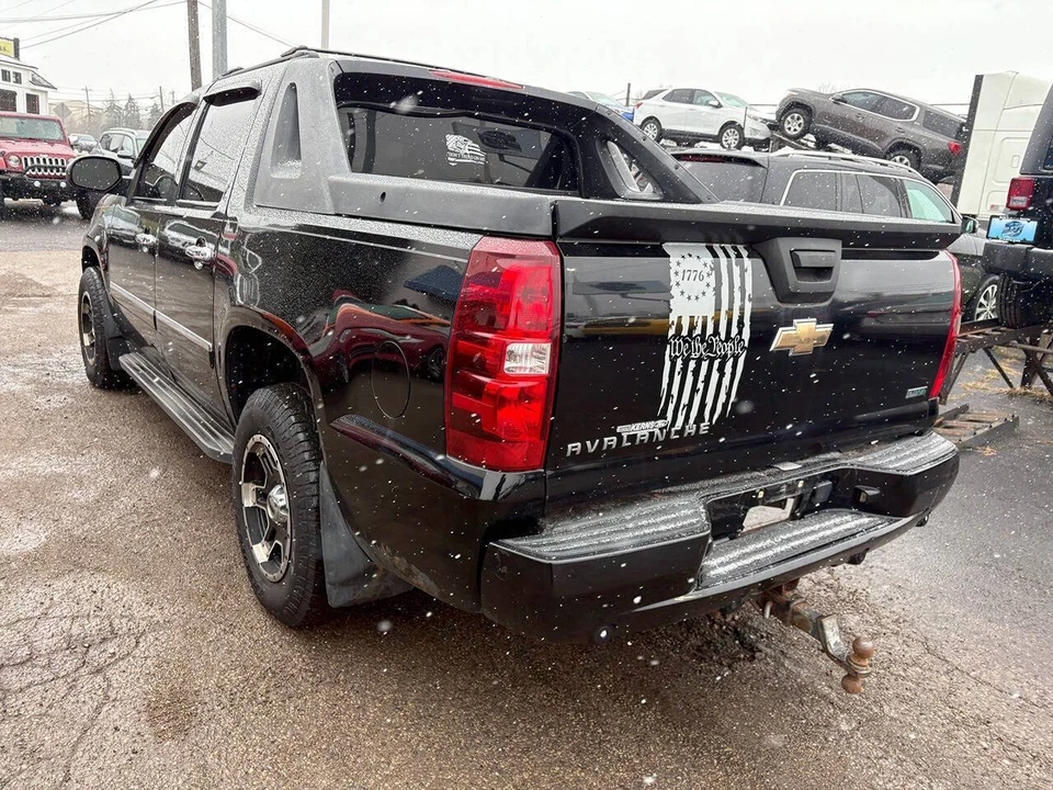 2010 Chevrolet Avalanche - Image 8 of 11