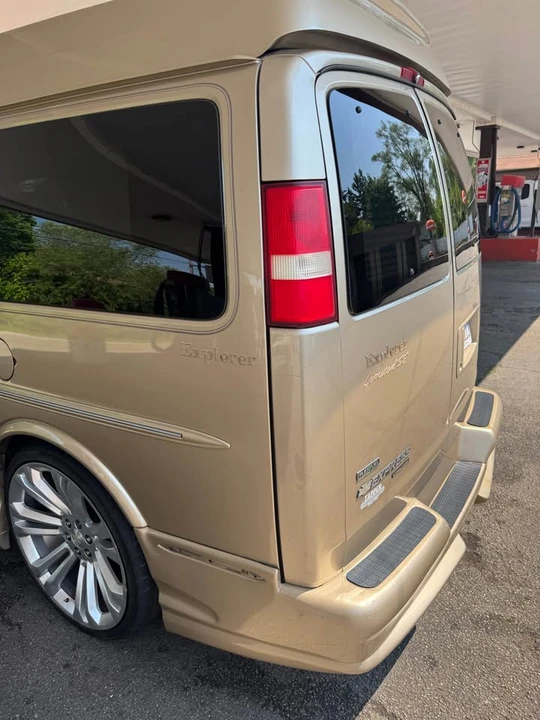 2010 Chevrolet Express - Image 8 of 10