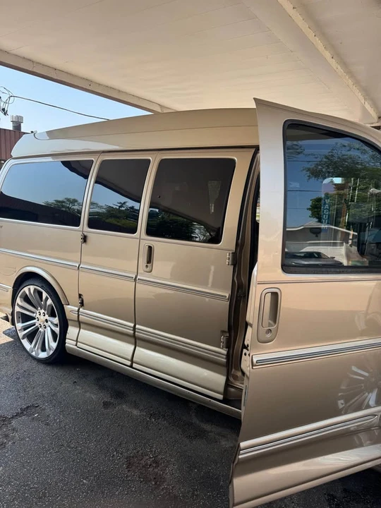 2010 Chevrolet Express - Image 3 of 10