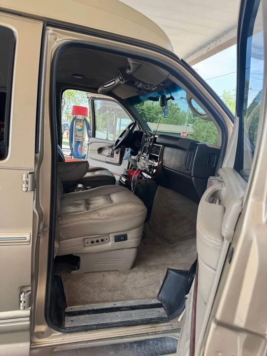 2010 Chevrolet Express - Image 2 of 10