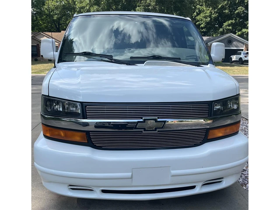 2010 Chevrolet Express - Image 2 of 31