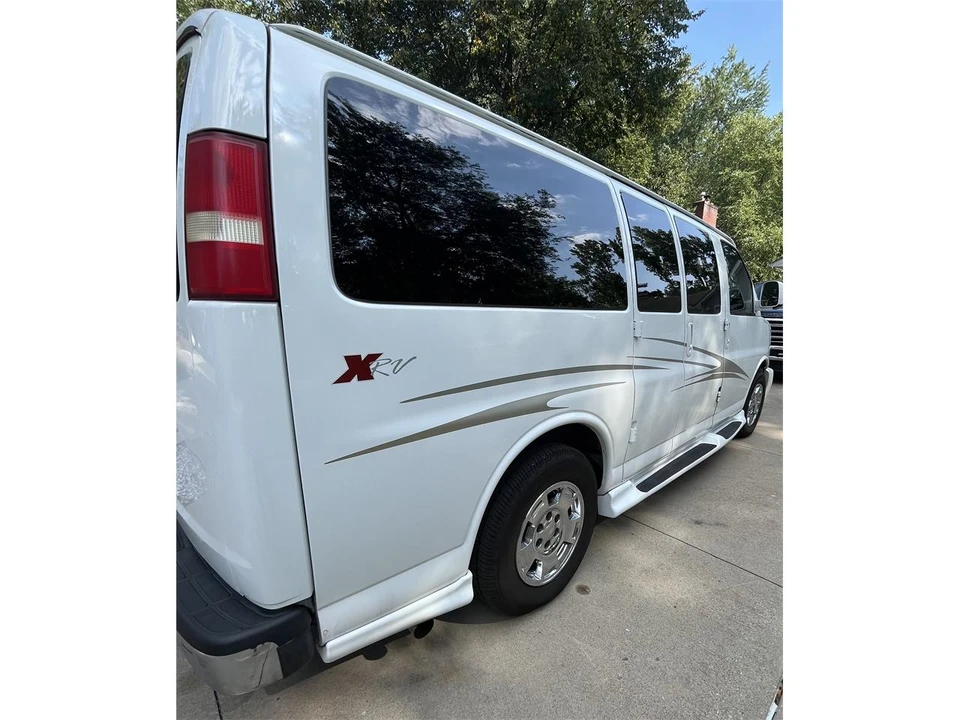 2010 Chevrolet Express - Image 3 of 31