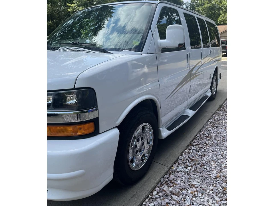 2010 Chevrolet Express - Image 8 of 31