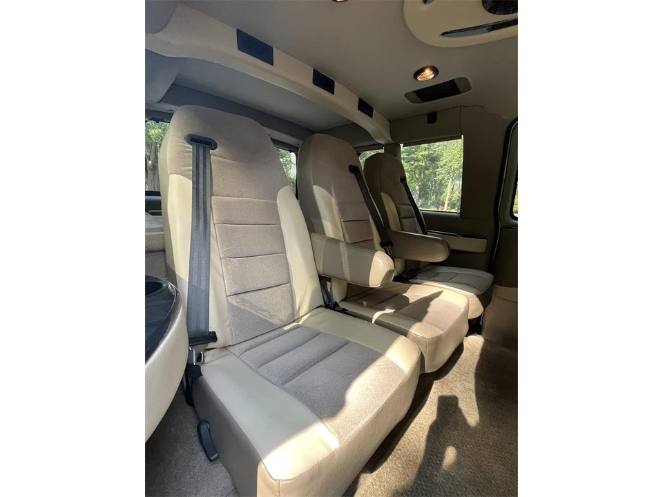 2010 Chevrolet Express - Image 9 of 31