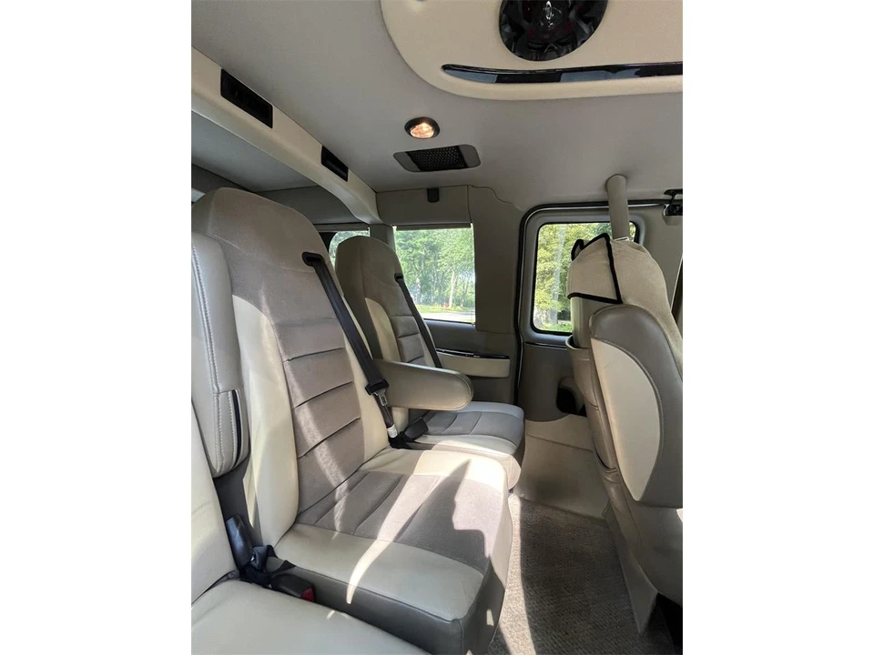 2010 Chevrolet Express - Image 10 of 31