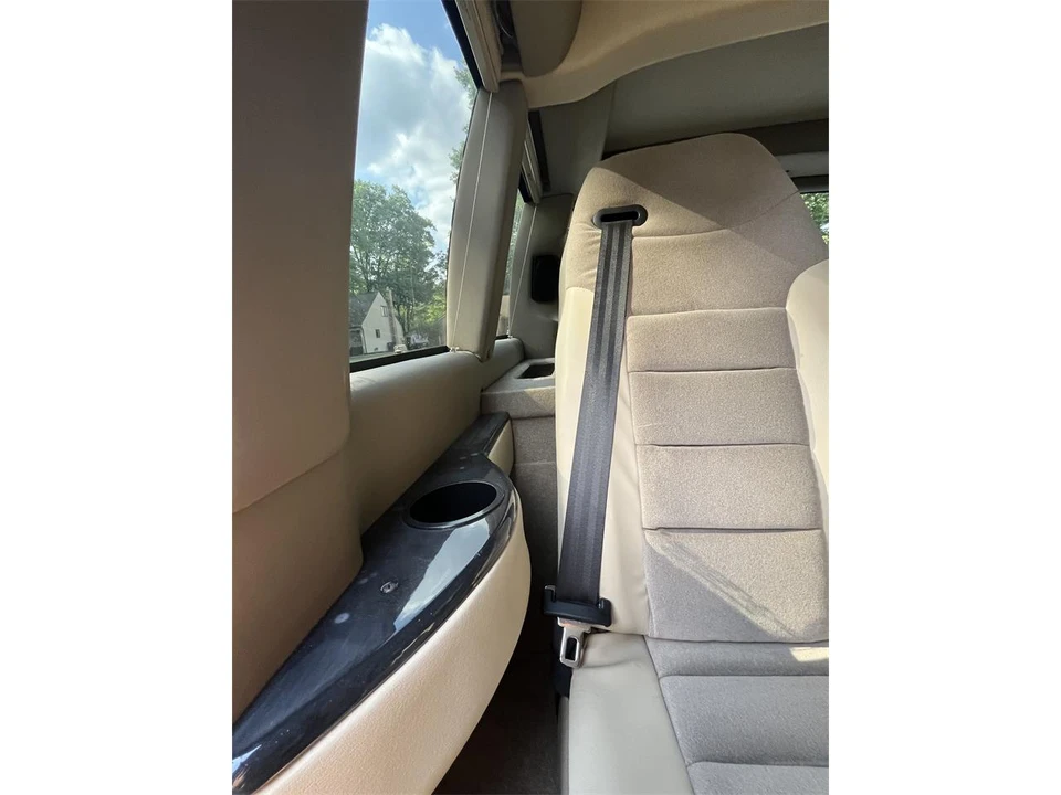 2010 Chevrolet Express - Image 11 of 31
