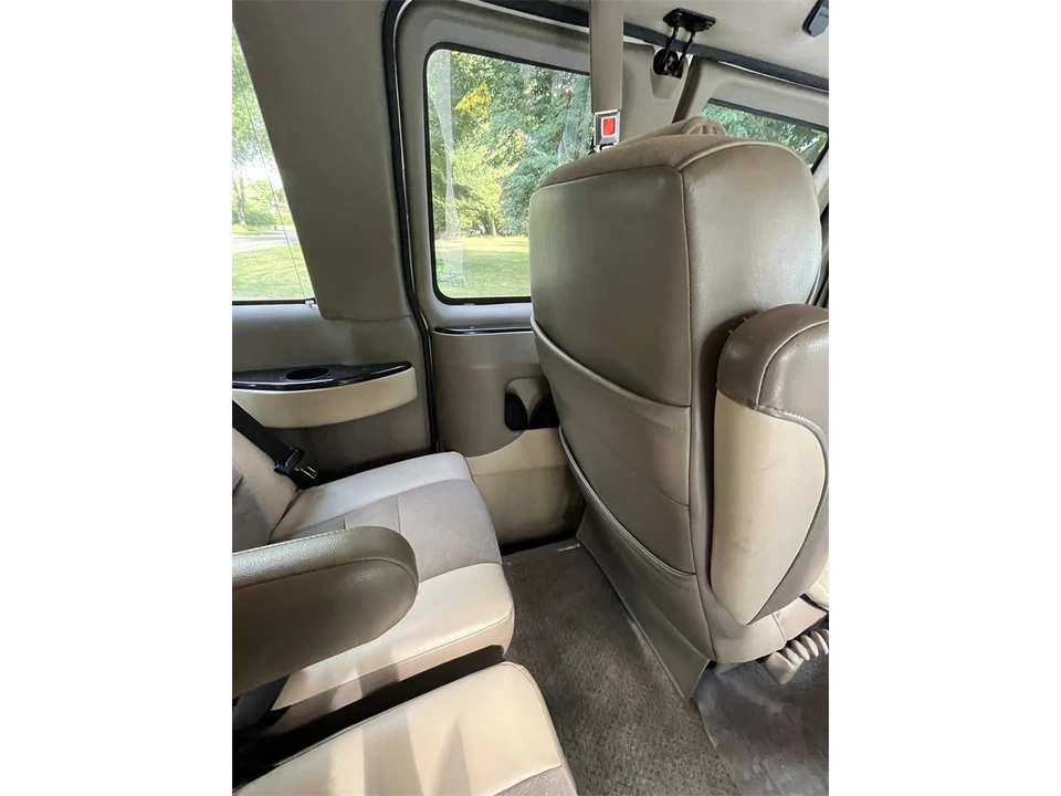 2010 Chevrolet Express - Image 12 of 31