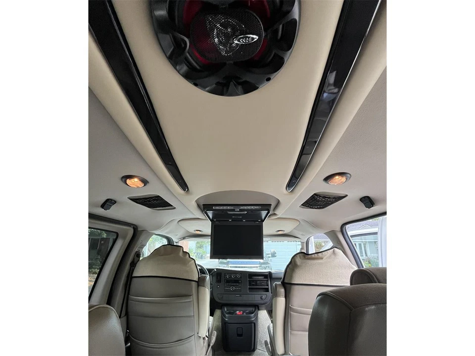 2010 Chevrolet Express - Image 14 of 31