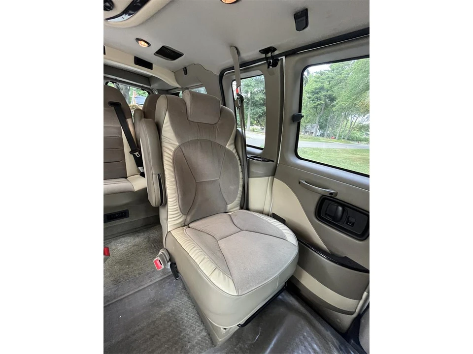 2010 Chevrolet Express - Image 16 of 31