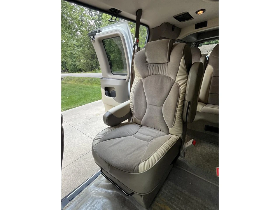 2010 Chevrolet Express - Image 18 of 31