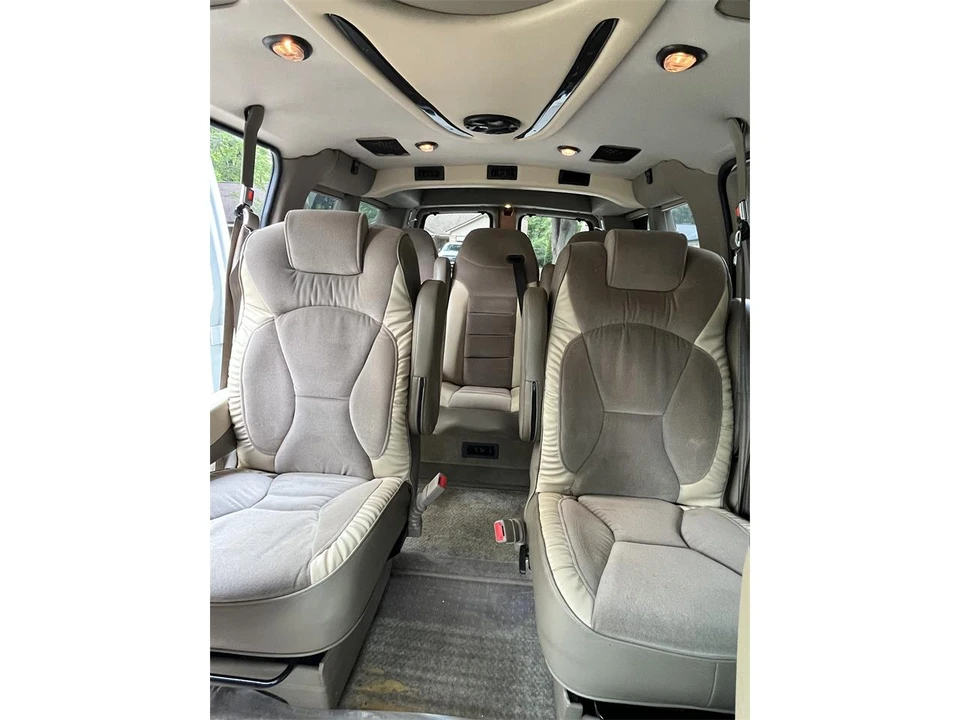 2010 Chevrolet Express - Image 19 of 31