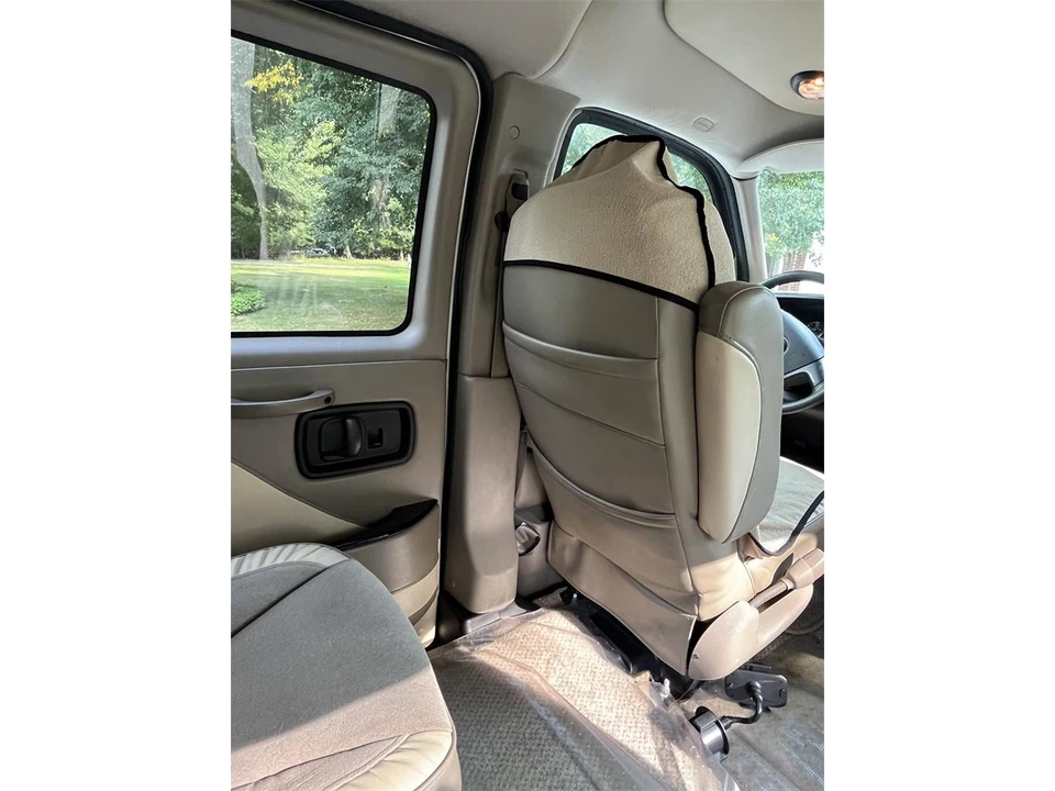 2010 Chevrolet Express - Image 20 of 31