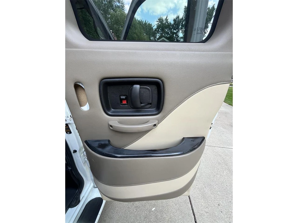 2010 Chevrolet Express - Image 21 of 31