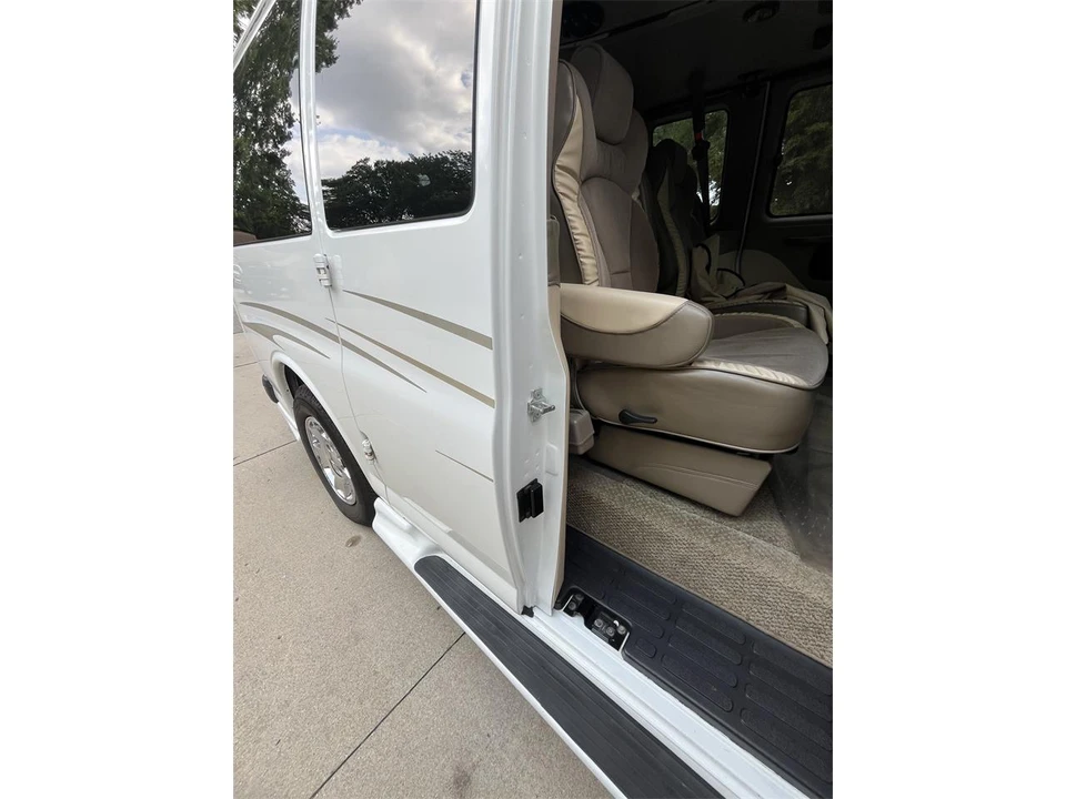 2010 Chevrolet Express - Image 23 of 31