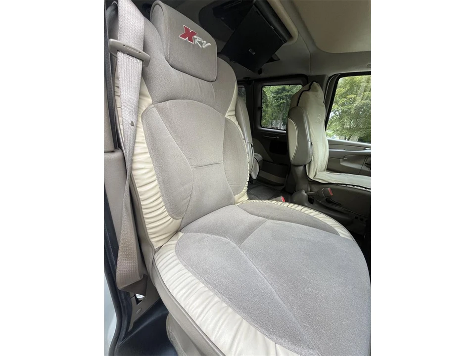 2010 Chevrolet Express - Image 24 of 31