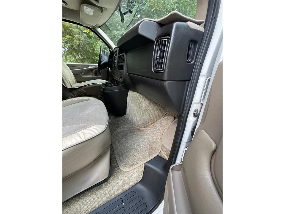 2010 Chevrolet Express - Image 25 of 31