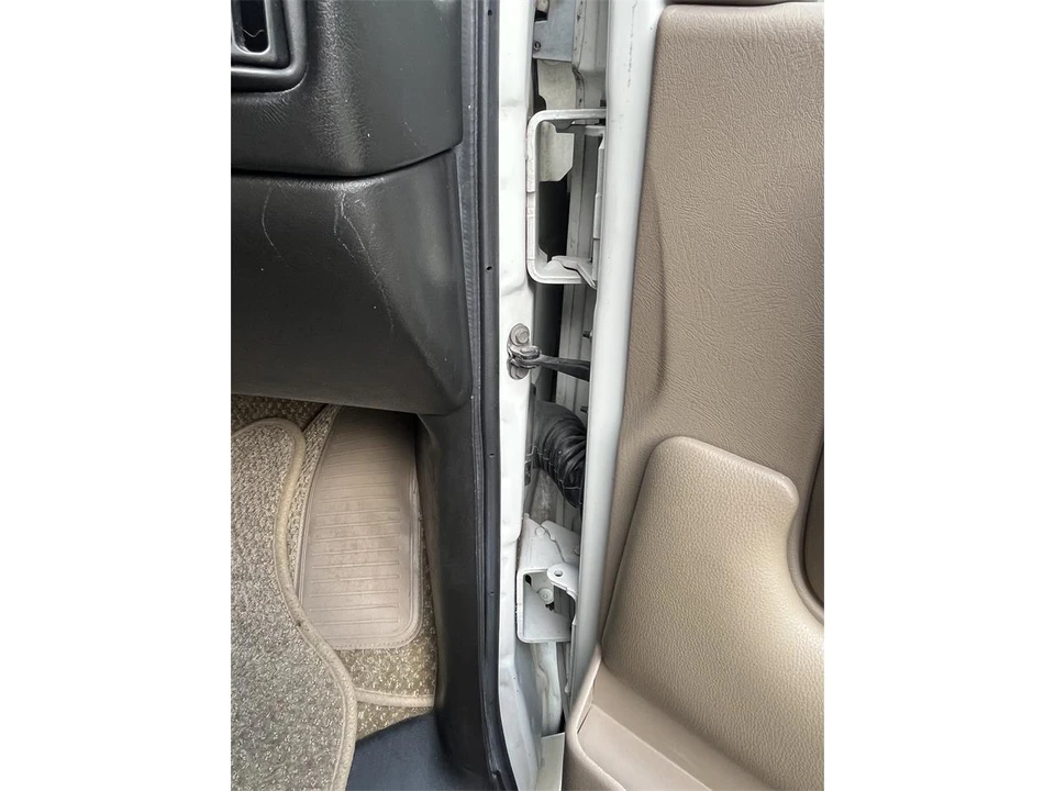 2010 Chevrolet Express - Image 26 of 31