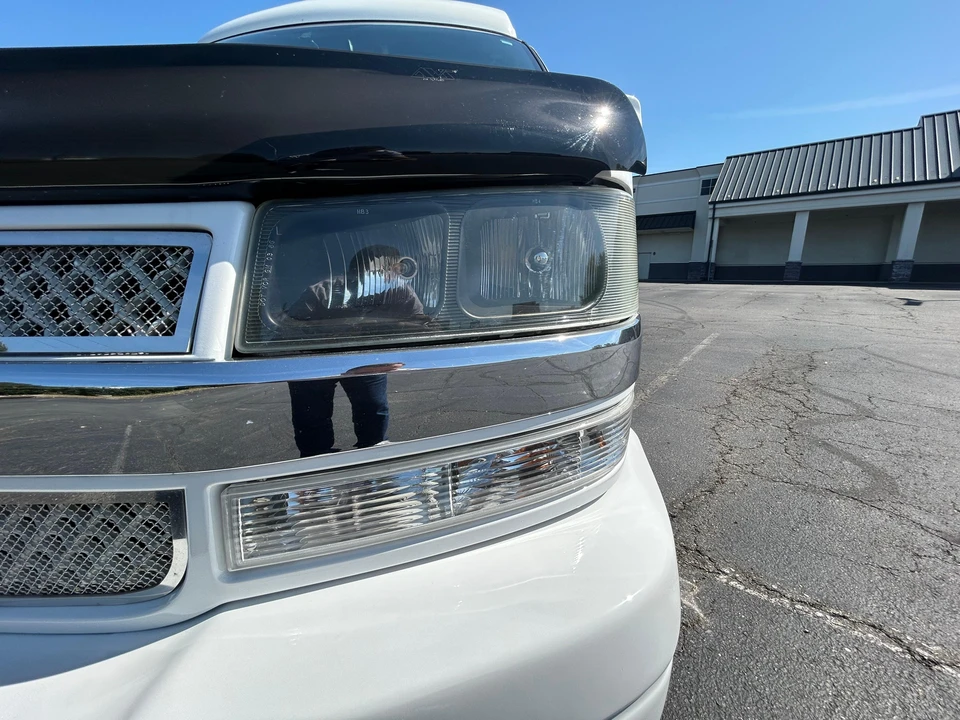 2010 Chevrolet Express - Image 20 of 31