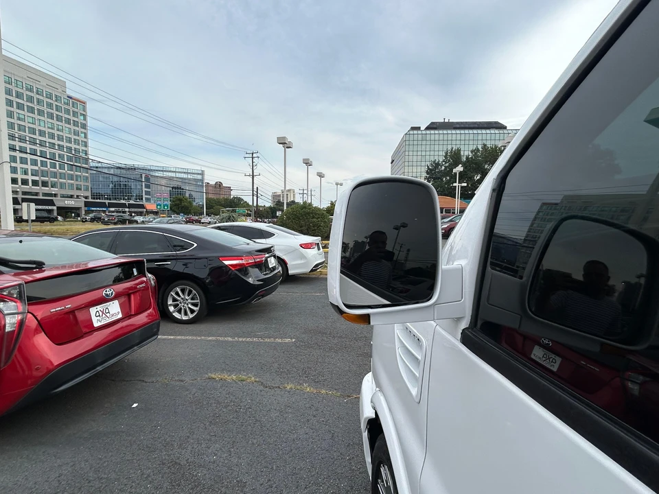 2010 Chevrolet Express - Image 25 of 31