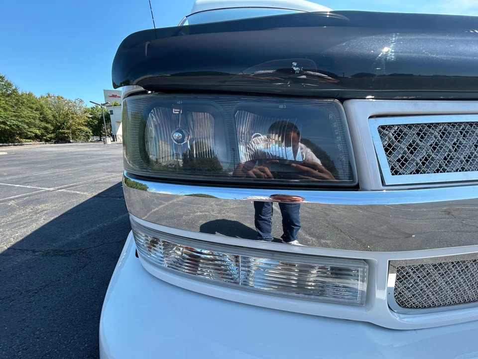 2010 Chevrolet Express - Image 16 of 31