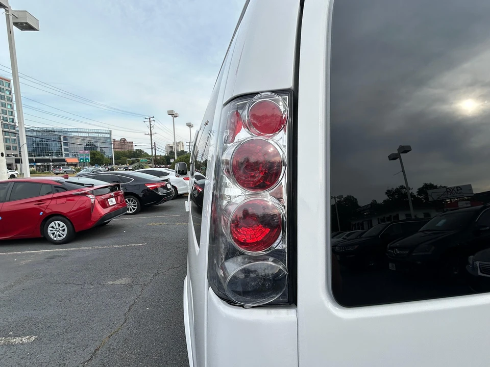 2010 Chevrolet Express - Image 30 of 31
