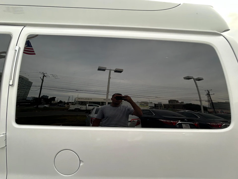 2010 Chevrolet Express - Image 28 of 31
