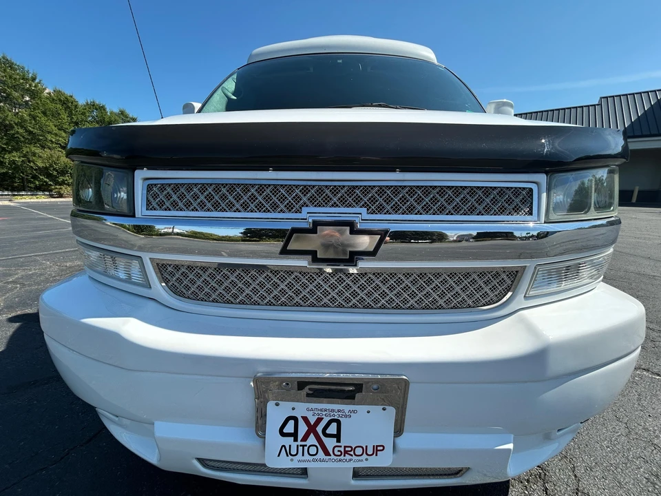 2010 Chevrolet Express - Image 18 of 31
