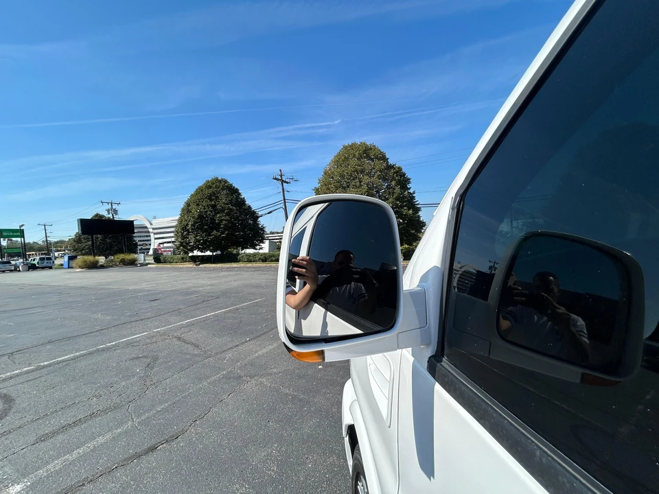 2010 Chevrolet Express - Image 26 of 31