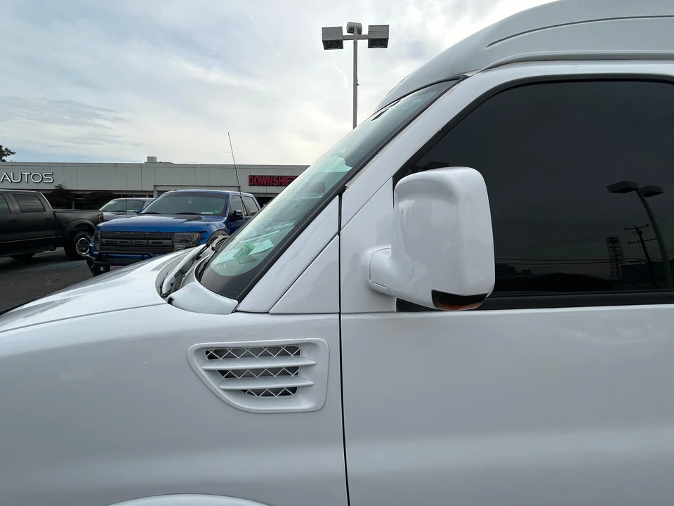 2010 Chevrolet Express - Image 24 of 31