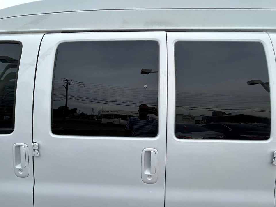 2010 Chevrolet Express - Image 27 of 31