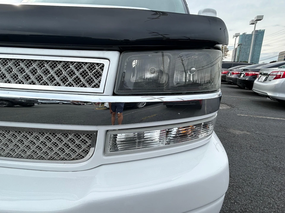 2010 Chevrolet Express - Image 19 of 31