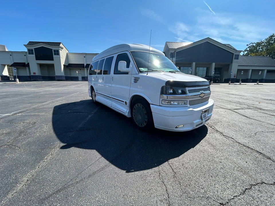 2010 Chevrolet Express - Image 8 of 31
