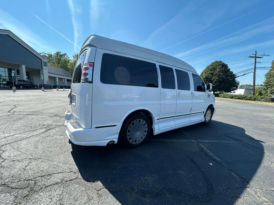 2010 Chevrolet Express - Image 7 of 31