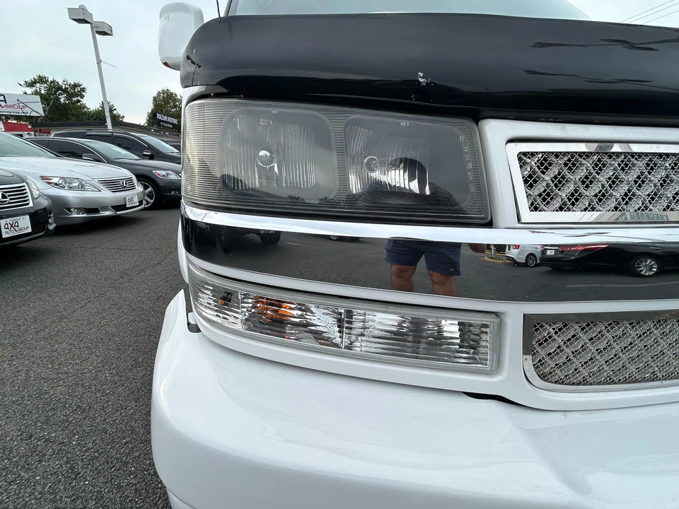 2010 Chevrolet Express - Image 17 of 31