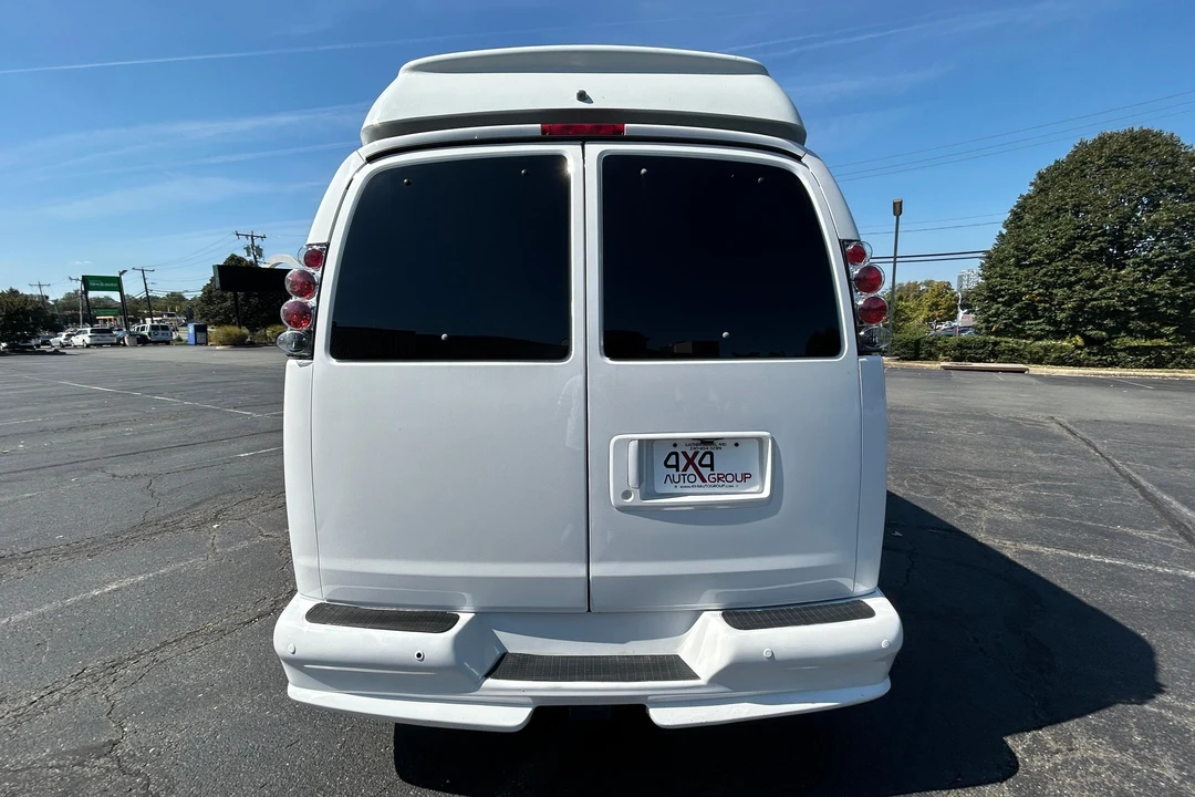 2010 Chevrolet Express - Image 5 of 31