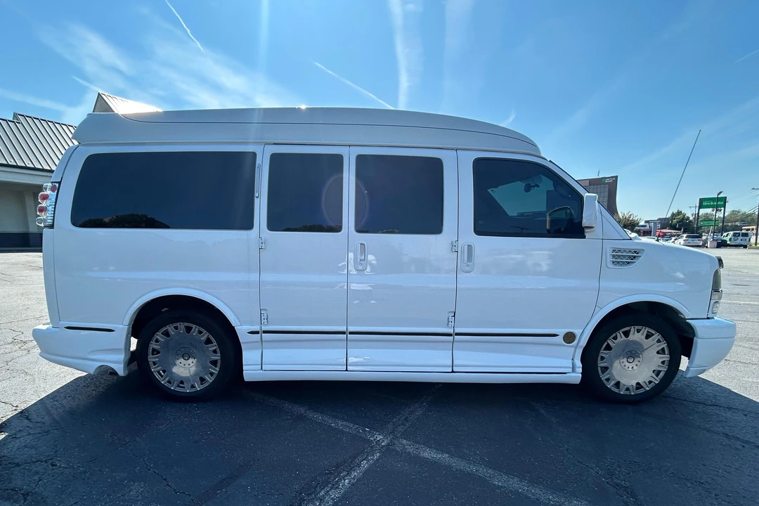 2010 Chevrolet Express - Image 3 of 31