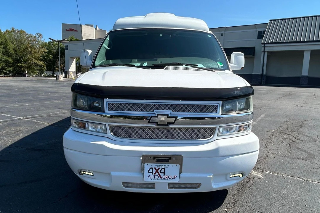 2010 Chevrolet Express - Image 2 of 31