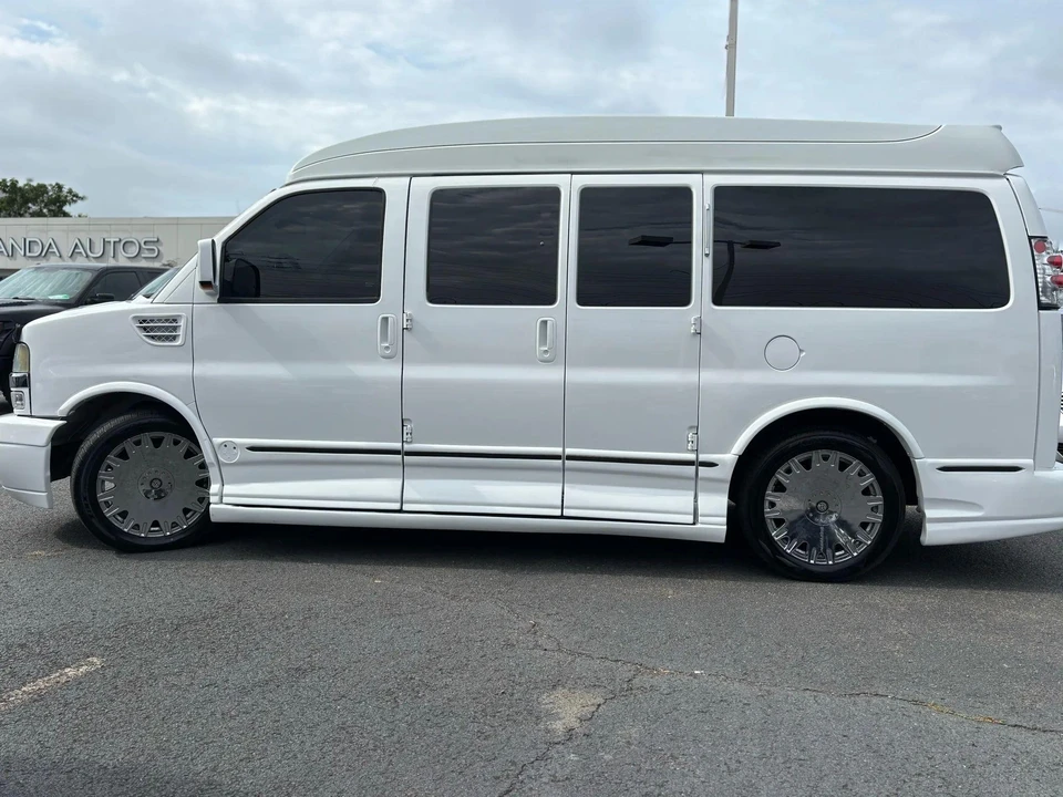 2010 Chevrolet Express - Image 11 of 31