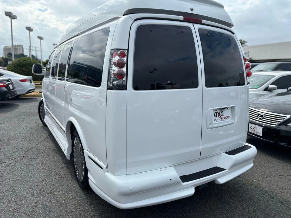 2010 Chevrolet Express - Image 12 of 31