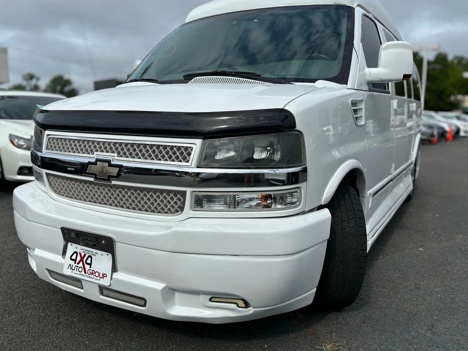 2010 Chevrolet Express - Image 10 of 31