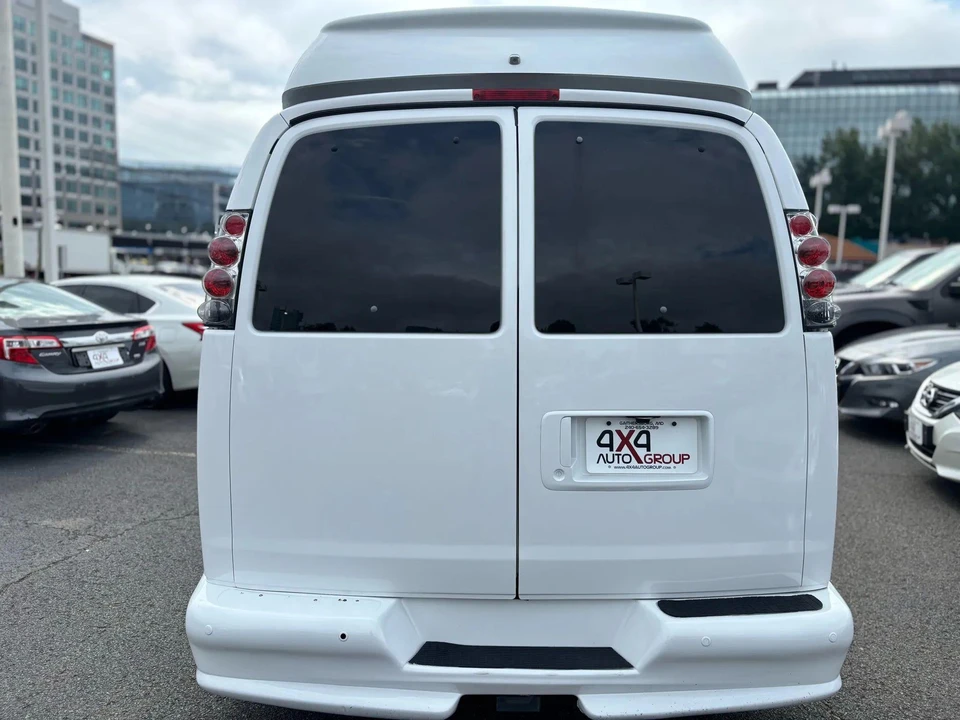 2010 Chevrolet Express - Image 13 of 31
