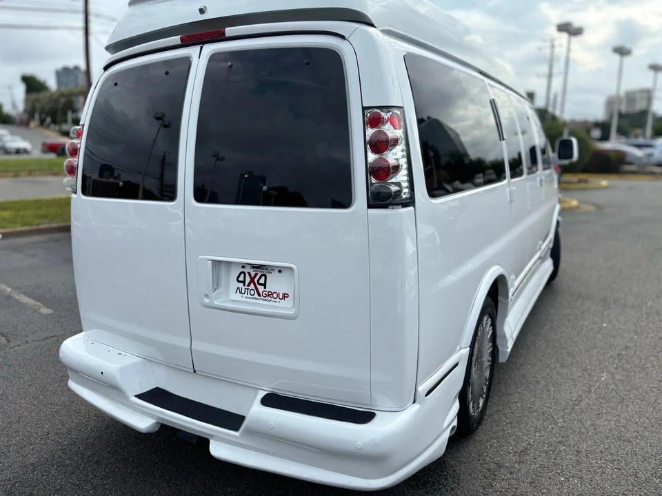 2010 Chevrolet Express - Image 14 of 31